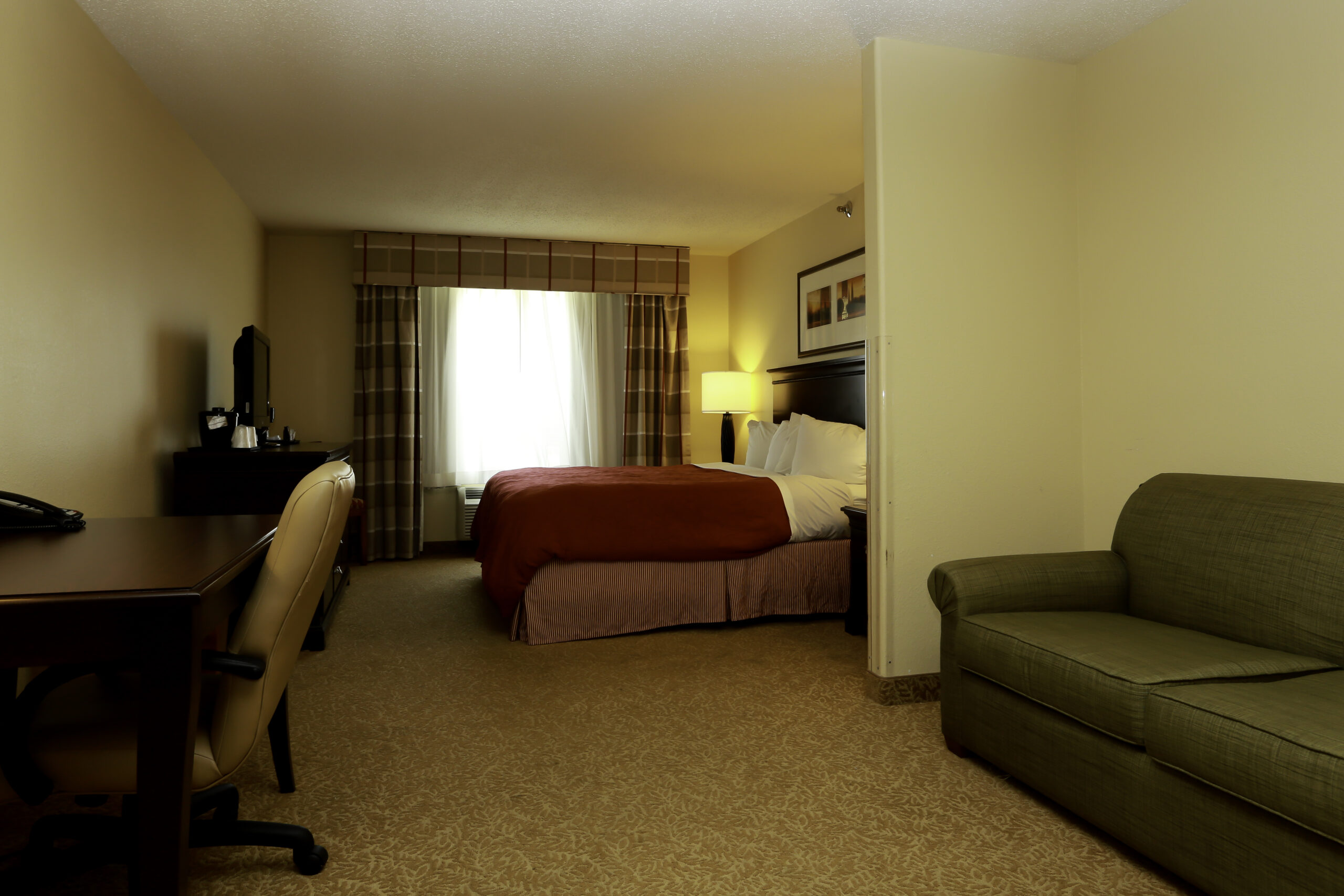 country-inn-and-suites-suite-bed-marion-illinois
