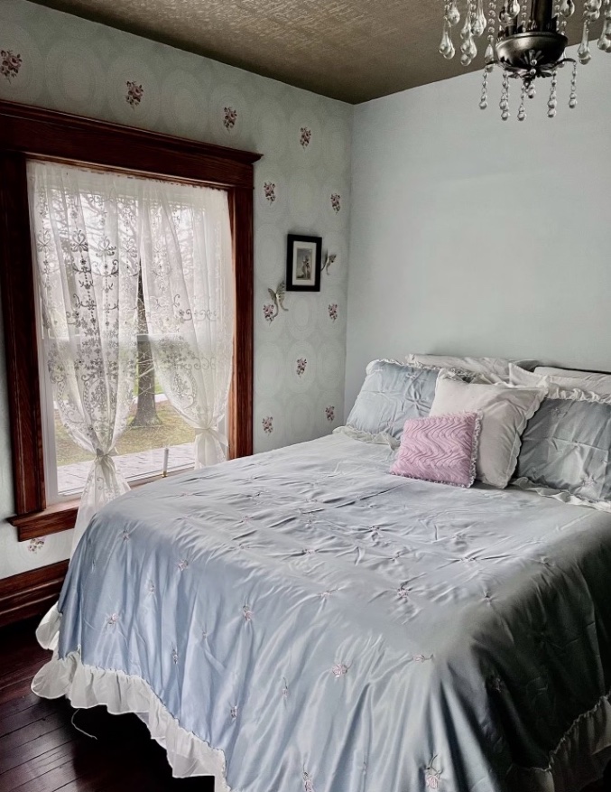 sandbank-cottage-bedroom-creal-springs-illinois