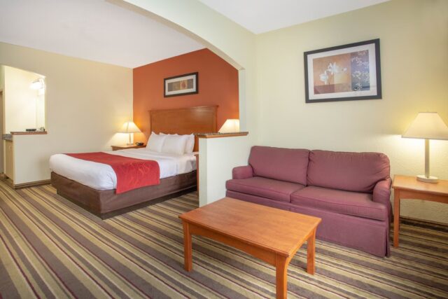 Looking for a budget-friendly stay without compromising comfort? Baymont by Wyndham in Marion has you covered.​
.
.
🛏️ Clean, comfortable rooms
🍽️ Complimentary breakfast
📶 Free Wi-Fi throughout the hotel
📍 Convenient location near shopping and dining​
.
Enjoy a restful stay during your summer travels.​
.
👉 More info at VisitSI.com/stay
#BaymontMarion #BudgetStay #MarionIL #VisitSI